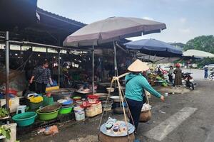 Dẹp “chợ cóc” và bài toán dân sinh