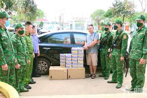 Tây Ninh: Bắt đối tượng vận chuyển hơn 240kg pháo hoa lậu