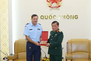 Thượng tướng Hoàng Xuân Chiến tiếp Tùy viên Quốc phòng New Zealand