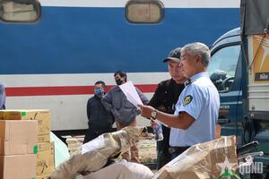 Phát hiện lượng lớn hàng hóa nghi nhập lậu tại ga Hà Nội