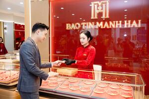 Giá vàng hôm nay (17-1): Neo ở ngưỡng cao