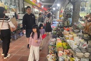 Làng gốm Bát Tràng tất bật vào mùa hàng Tết