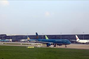 Sương mù dày đặc tại Nội Bài, một số chuyến bay vòng chờ hạ cánh