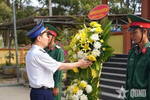 Chính ủy Cảnh sát biển Việt Nam chúc Tết quân, dân đặc khu Thổ Châu