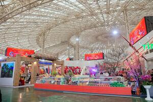 Hàng chục nghìn người tham quan, sắm Tết tại Hội chợ mùa Xuân