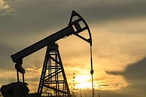 Giá xăng dầu hôm nay (6-2): Giảm mạnh