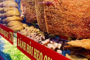 TP. Hồ Chí Minh: Cá lóc nướng, vịt quay, heo quay hút khách ngày vía Thần Tài