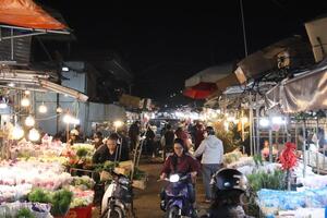 Hà Nội: Chợ hoa Quảng An nhộn nhịp, giá tăng cao dịp 8/3