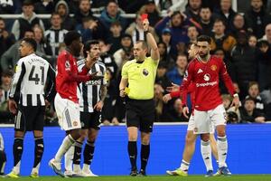 Newcastle quật ngã MU tại St James’ Park với 10 người đầy tranh cãi