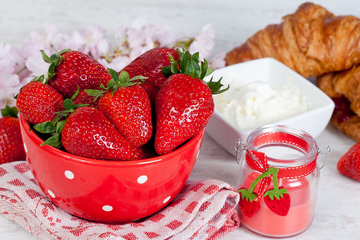 4 loại trái cây màu đỏ hỗ trợ bảo vệ sức khỏe tim mạch