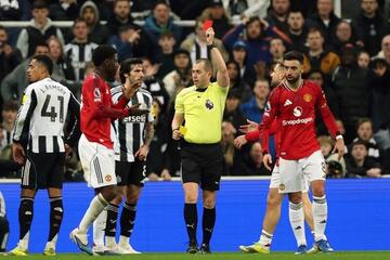 Newcastle quật ngã MU tại St James’ Park với 10 người đầy tranh cãi