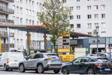 Người dân nhiều quốc gia đổ xô mua xăng, dầu do căng thẳng ở Trung Đông