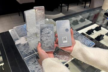 Giá bạc ngày 16/3: Giá bạc giảm về sát mốc 83 triệu đồng/kg