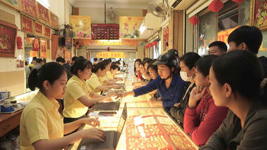 TP. Hồ Chí Minh: Tiệm vàng đông khách từ sớm trước ngày vía Thần Tài