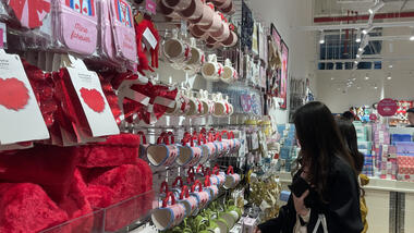 Thị trường hoa tươi, quà tặng ‘tăng nhiệt’ ngày Quốc tế Phụ nữ 8/3