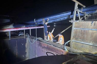 Hà Nội: Bắt giữ 2 tàu khai thác cát trái phép trên sông Cầu