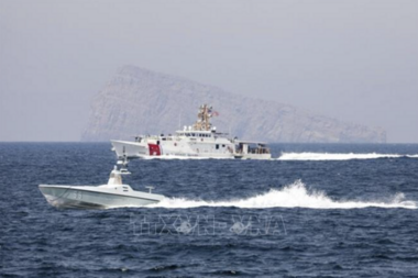 Giá dầu thế giới tăng vọt khi eo biển Hormuz tê liệt