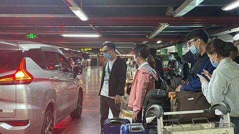 Vật vạ vì taxi ở sân bay Tân Sơn Nhất: Khách đông nên... trở tay không kịp!