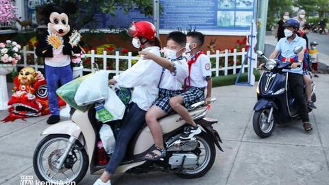 TP.HCM ngay lúc này: Toàn bộ học sinh đồng loạt đi học trở lại sau gần 10 tháng, không khí không khác gì mùng 1 Tết