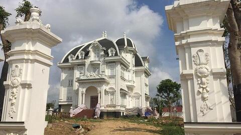 Cả đời bán rau, làm nông, cụ bà Hà Tĩnh 78 tuổi xây biệt thự 5.000 m2 kiến trúc châu Âu khiến người dân choáng váng