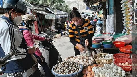 Giá trứng, gạo, dầu ăn, mì tôm... đồng loạt tăng, người tiêu dùng choáng váng