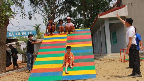 Mang sân chơi giáo dục đến với trẻ em buôn làng vùng sâu