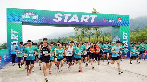 Hơn 1.000 VĐV hoàn tất hai cự ly 5km – 10km tại giải chạy VPBank Bắc Giang Marathon lần thứ hai