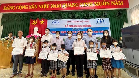 Quỹ Toyota Việt Nam trao tặng học bổng “vòng tay nhân ái” tại tỉnh Bình Thuận