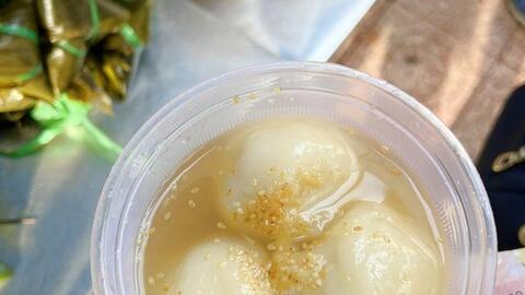 Người Sài Gòn tấp nập đi chợ Tết Đoan Ngọ, tiểu thương hào hứng vì đắt hàng: "Một năm chỉ có một ngày"