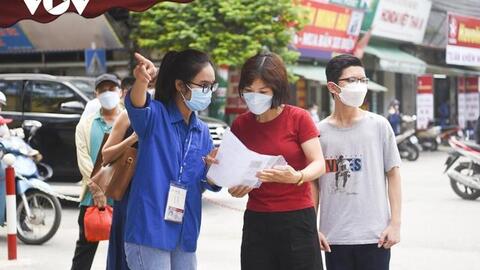 Sĩ tử Hà Nội đội nắng làm thủ tục thi vào lớp 10 công lập