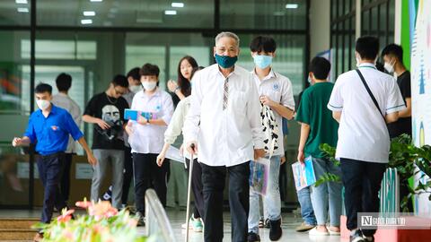Chống gậy đi thi, thí sinh 82 tuổi đánh giá đề thi "ở mức trung bình"