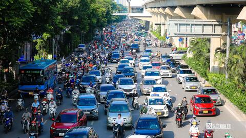 Nhiều phương tiện vẫn "lạc lối" sau 3 ngày phân làn đường Nguyễn Trãi