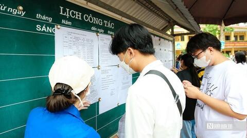 Đăng ký 122 nguyện vọng xét tuyển, nam sinh choáng khi nộp tiền lệ phí