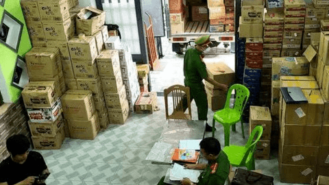 Đột kích kho hàng lậu, chứng kiến hàng ngàn bánh Trung thu chất lượng dỏm
