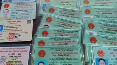 Làm giả chứng minh nhân dân để mở tài khoản ngân hàng rồi rao bán trên mạng xã hội
