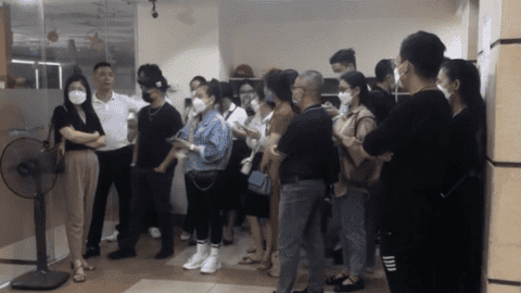 Hàng trăm phụ huynh đi đòi lại tiền học phí tiếng Anh