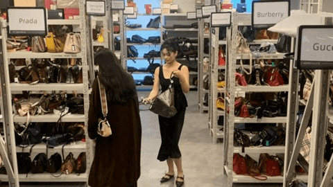 Không có tiền mua hàng hiệu mới, người Trung Quốc đổ xô "săn" đồ cũ