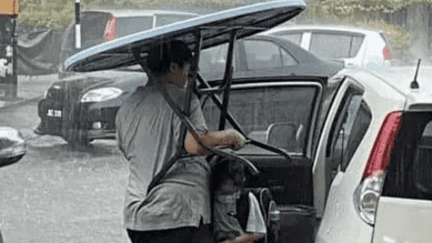 Malaysia: Bức ảnh người mẹ "che ô" cho con khiến nhiều người xúc động