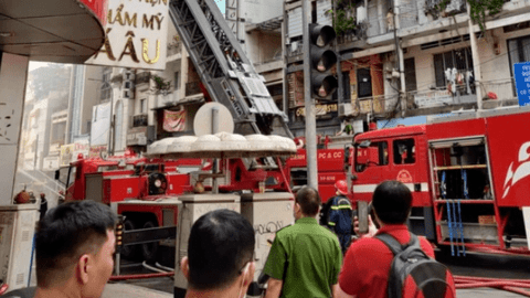 Cháy lớn gần chợ Bến Thành