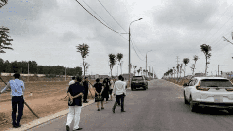 Môi giới bất động sản ngậm “trái đắng” khi bị cắt giảm nhân sự