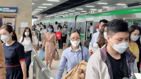 Mệt mỏi với xăng dầu, nhiều người chuyển sang phương tiện công cộng