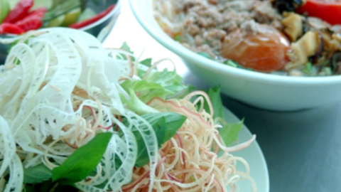 Loại rau bình dân tại chợ Việt được bán giá "trên trời" ở Nhật