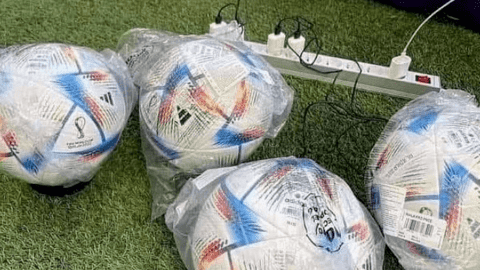 Ảnh trái bóng World Cup phải cắm sạc trước mỗi trận đấu gây bão mạng - thực hư ra sao?