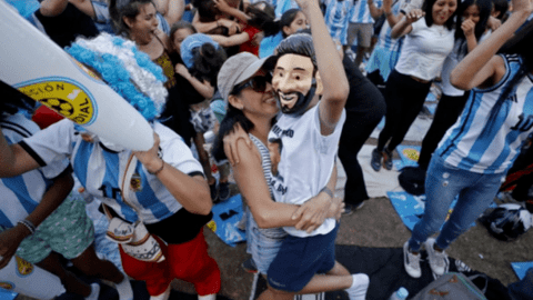 CĐV Argentina ''phủ kín'' đường phố khi Messi và đồng đội vào chung kết World Cup