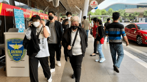 Đông nghịt người về quê đón Tết ở sân bay Tân Sơn Nhất