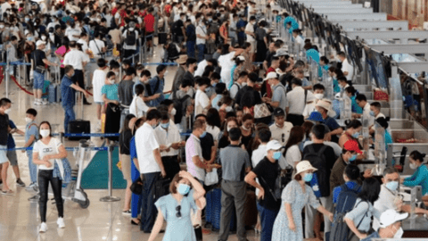 Hạn chế người thân đón, tiễn vào giờ cao điểm ở sân bay Nội Bài