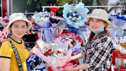 Giới trẻ xếp hàng mua socola, thưởng thức đồ uống miễn phí dịp lễ Tình nhân