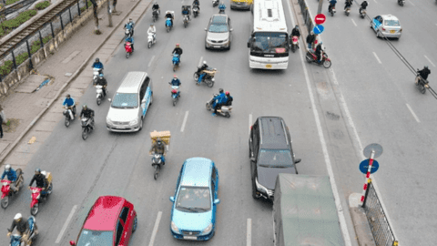Xe máy nối đuôi nhau đi ngược chiều, cắt mặt ô tô trên đường Giải Phóng, Hà Nội