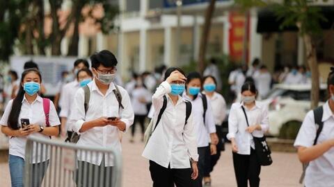 "Cuộc đua" vào lớp 10 tại Hà Nội căng thẳng: Phụ huynh, học sinh như "ngồi trên lửa"