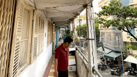 TP HCM: Di dời dân khỏi chung cư Tôn Thất Thuyết sau sự cố sập hành lang